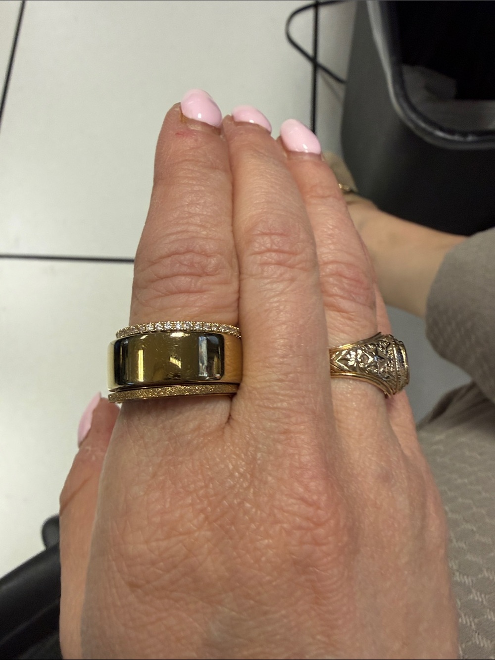 Gold Gen 4 Oura Ring size 7 with box and charger